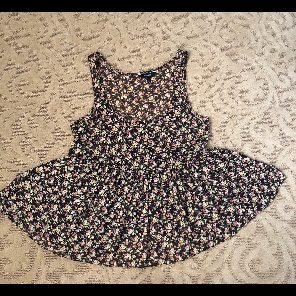 This is a fun little size M floral top with gold detail in flowers.